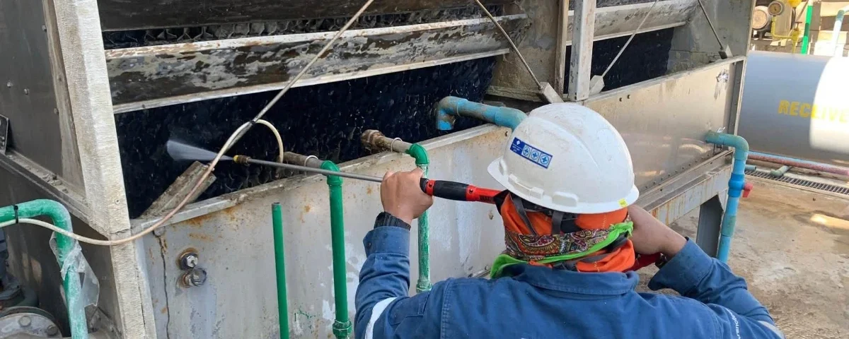 ภาพหน้างาน: การล้างทำความสะอาดและตรวจสอบ Evaporative Condenser โดยทีมงานเรโน เทค