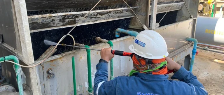 ภาพหน้างาน: การล้างทำความสะอาดและตรวจสอบ Evaporative Condenser โดยทีมงานเรโน เทค