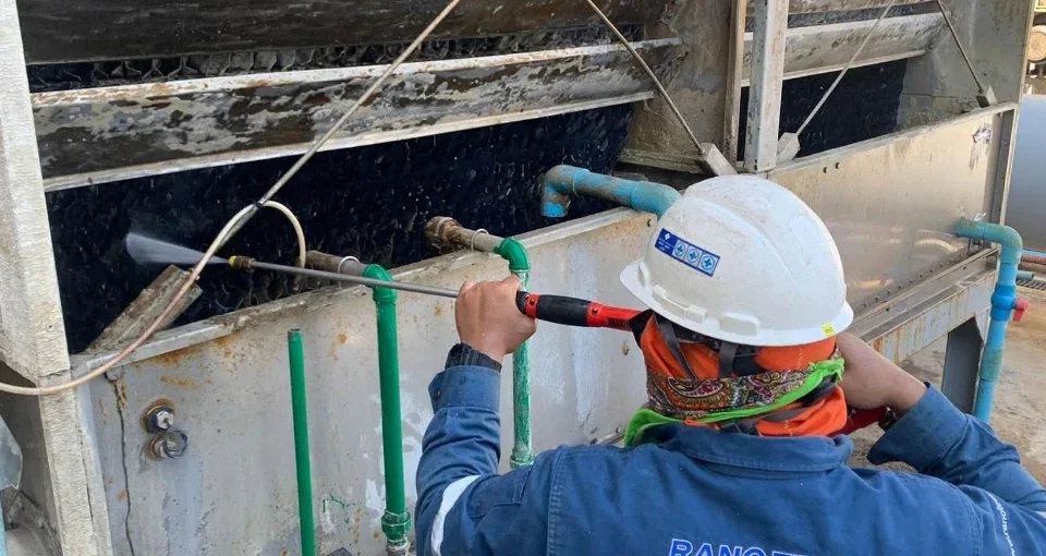 ภาพหน้างาน: การล้างทำความสะอาดและตรวจสอบ Evaporative Condenser โดยทีมงานเรโน เทค